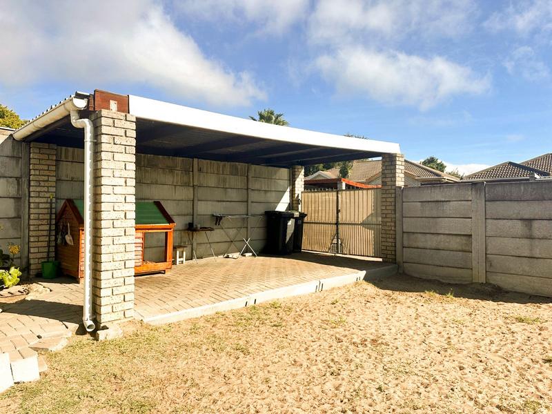 2 Bedroom Property for Sale in Oakglen Western Cape